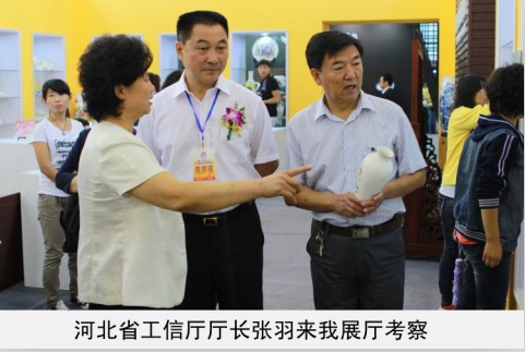 美女嫩逼被操得直流水省工信厅厅长来我厅考察
